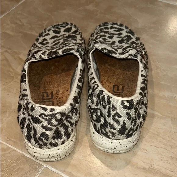 Hey Dude Women's Misty Woven Cheetah Grey Slip On Shoes - Picture 2 of 6